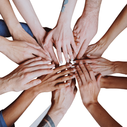 Un groupe de mains s’encourage en se tenant toutes les unes aux autres