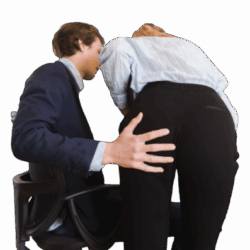 Agression sexuelle, un homme met su main sur la fesse d’une femme