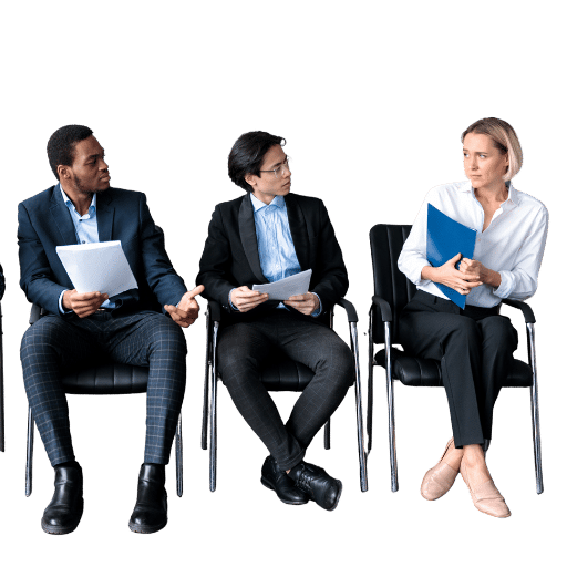 Deux hommes et une femme assis dans une salle d’attente, les hommes se demande se qu’elle fait là