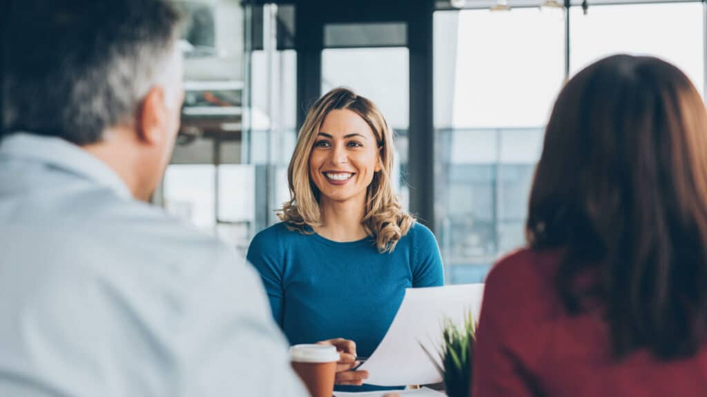 Réunion souriante pour communiquer sur le bilan des harcèlement au travail