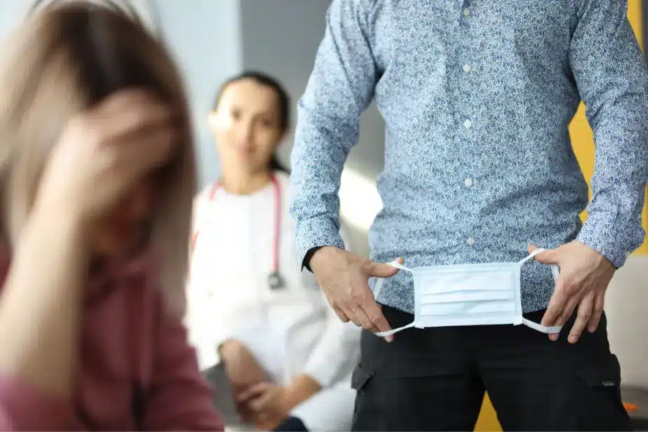 Harcèlement sexuel : un homme mime l’utilisation d’un masque covid comme d’un cache sexe