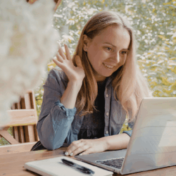 Femme soulagée au bureau